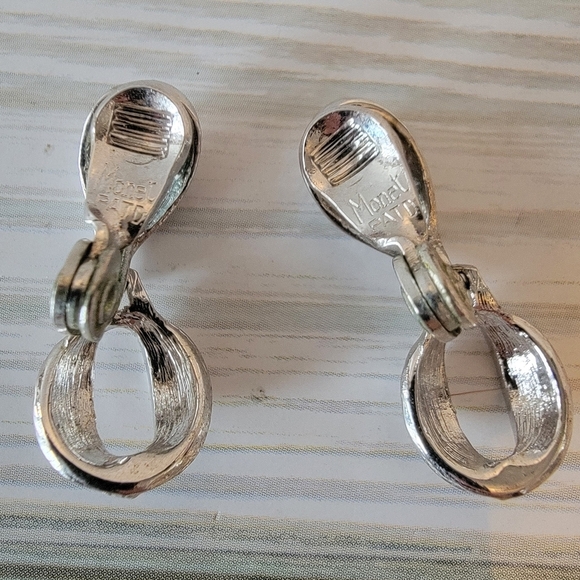 E15 Vintage Monet Silver-tone Dangle Clip-on Earrings - Picture 2 of 3